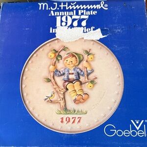 Goebel 1977 Annual Plate with Child and Bird Design